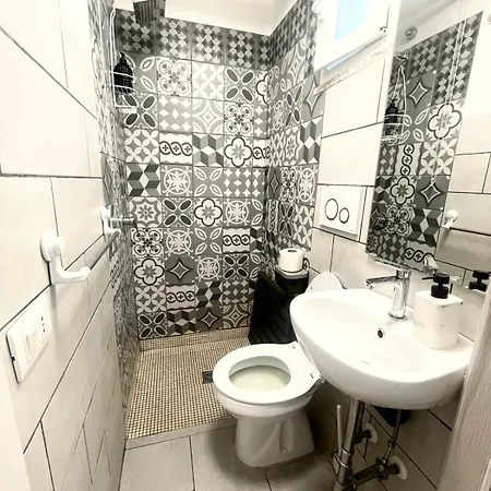 Vicolo 17 * روما